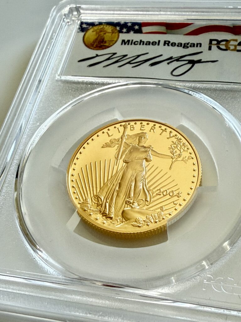 USA 2004 American Eagle 1/2oz Gold Proof 25 Dollars, Saint-Gaudens Liberty mit Strahlenkranz, Jahr 2004 mit W-Mintmark, im PCGS-Holder mit Michael Reagan Signaturlabel, schräge Nahaufnahme.