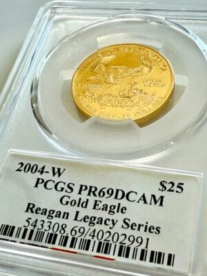 美国鹰金证明-2004-25-美国dollar_6 美国2004年美国鹰牌1/2盎司金质精制25美元,Saint-Gaudens Liberty,带光环,2004年W-Mintmark,PCGS底座,迈克尔·里根签名标签,斜角特写。