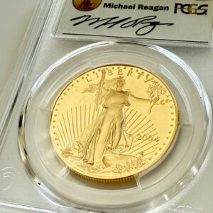 USA 2004 American Eagle 1oz Gold Proof 50 Dollars, Liberty mit Fackel und Olivenzweig, Jahr 2004 mit W-Mintmark, im PCGS-Holder mit Reagan Legacy Series Michael Reagan Signaturlabel, schräg fotografiert.