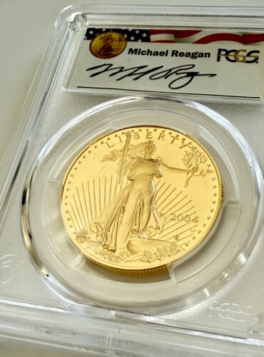 Pièce de 50 dollars American Eagle 1 oz en or Proof des États-Unis, année 2004, avec la marque d'atelier W, dans un support PCGS avec étiquette de signature Michael Reagan de la série Reagan Legacy, photographiée en biais.