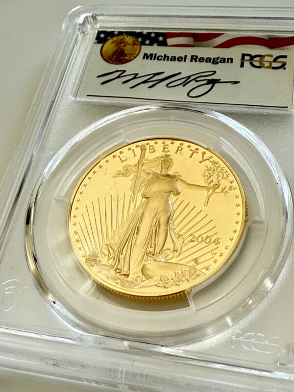 USA 2004 American Eagle 1oz Gold Proof 50 Dollars, Liberty mit Fackel und Olivenzweig, Jahr 2004 mit W-Mintmark, im PCGS-Holder mit Reagan Legacy Series Michael Reagan Signaturlabel, schräg fotografiert.