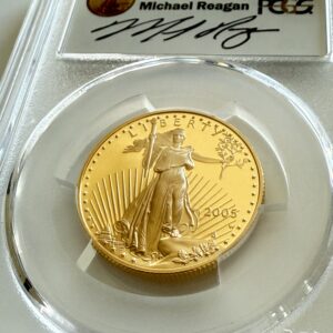 USA 2005 American Eagle 1/2oz Gold Proof 25 Dollars, Saint-Gaudens Liberty mit Strahlenkranz, Jahr 2005 mit W-Mintmark, im PCGS-Holder mit Michael Reagan Signaturlabel, schräge Nahaufnahme.