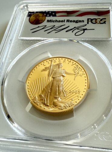 USA 2005 American Eagle 1/2 oz Oro Proof 25 dollari, Saint-Gaudens Liberty con alone, anno 2005 con marchio di zecca W, in custodia PCGS con etichetta con la firma di Michael Reagan, primo piano inclinato.