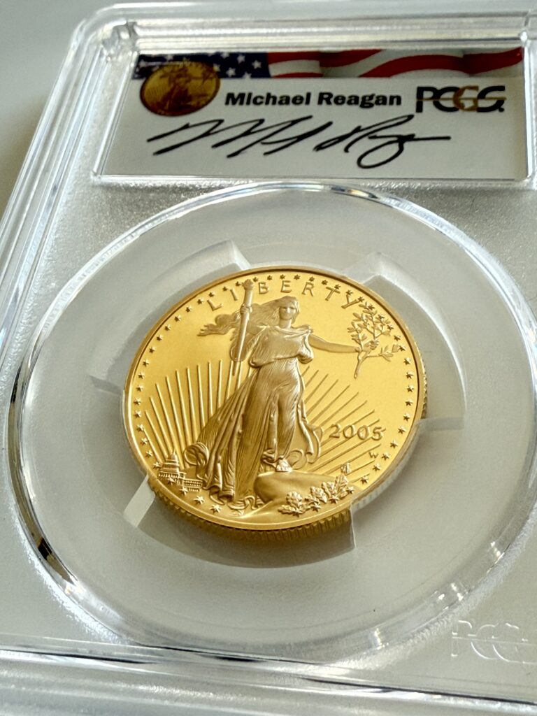 USA 2005 American Eagle 1/2oz Gold Proof 25 Dollars, Saint-Gaudens Liberty mit Strahlenkranz, Jahr 2005 mit W-Mintmark, im PCGS-Holder mit Michael Reagan Signaturlabel, schräge Nahaufnahme.
