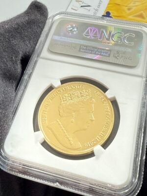 英属-2016-250美元守护天使守望我们的部队-NGC-PF70-ucam_5 英属维尔京群岛 2016年 250美元 金色守护天使 守护我们的部队佩戴 NGC持有人 PF70 Ultra Cameo,士兵手持守护天使,旗帜前,证书4384152-011