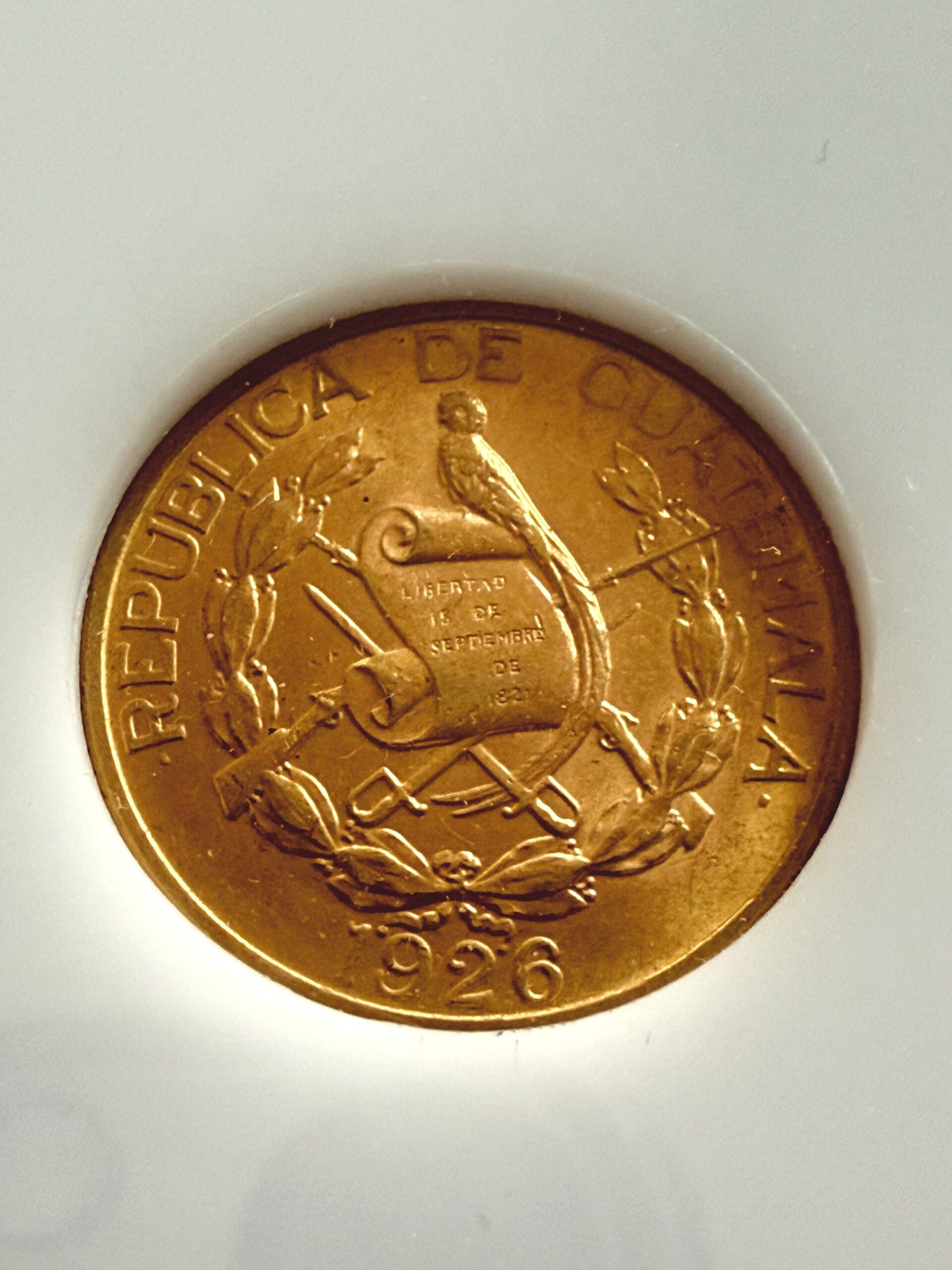 Juego de Quetzales de Oro de Guatemala 1926, 20 x 10 x 5, en estuche blanco con el lema "La Tierra de donde el Arcoíris obtiene su Color".