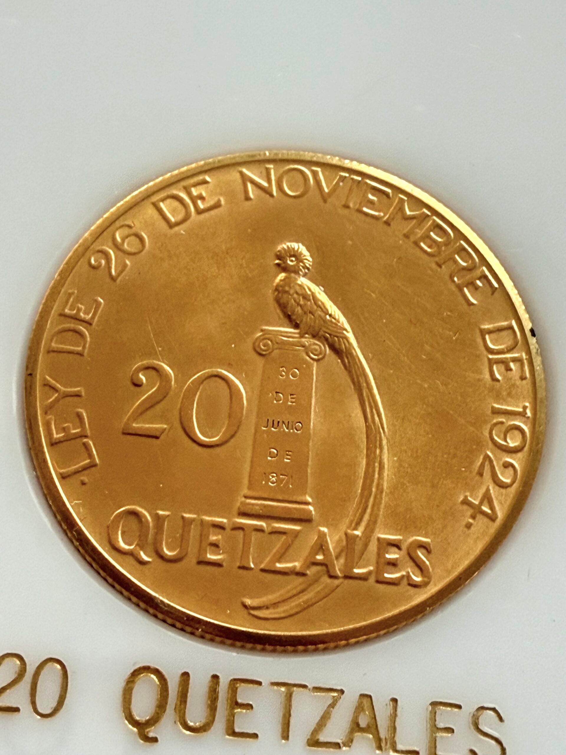 Juego de Quetzales de Oro de Guatemala 1926, 20 x 10 x 5, en estuche blanco con el lema "La Tierra de donde el Arcoíris obtiene su Color".