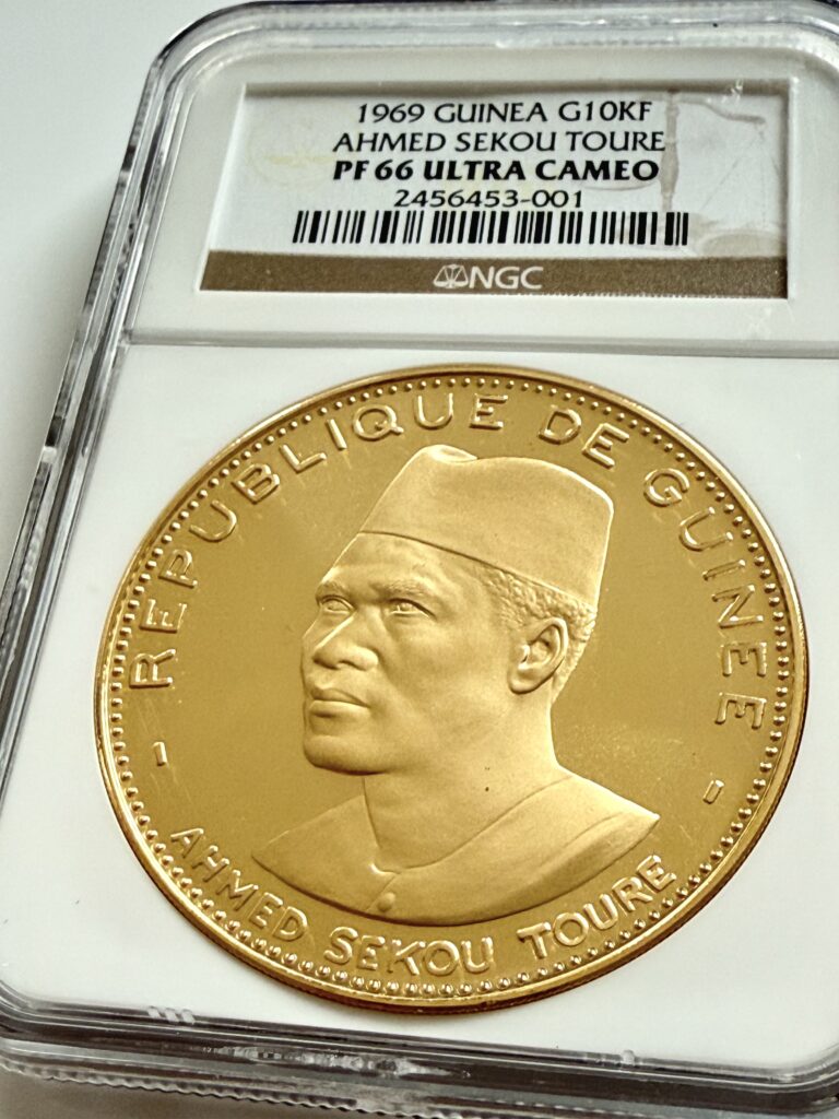 Moneda de oro de 10.000 francos de Guinea 1969 Ahmed Sékou Touré NGC PF 66 Ultra Cameo en soporte