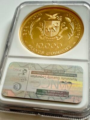 几内亚-1969-10000F-ahmed-sekou-toure-NGC-PF66-ucam_2 1969年几内亚 10000法郎 金币 艾哈迈德·塞库·图雷 NGC PF 66 Ultra 卡梅奥 佩戴