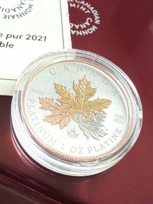 Moneta Canada 2021 da 1 oz in platino Maple Leaf Forever con foglie d'acero parzialmente placcate in oro in capsula su custodia RCM