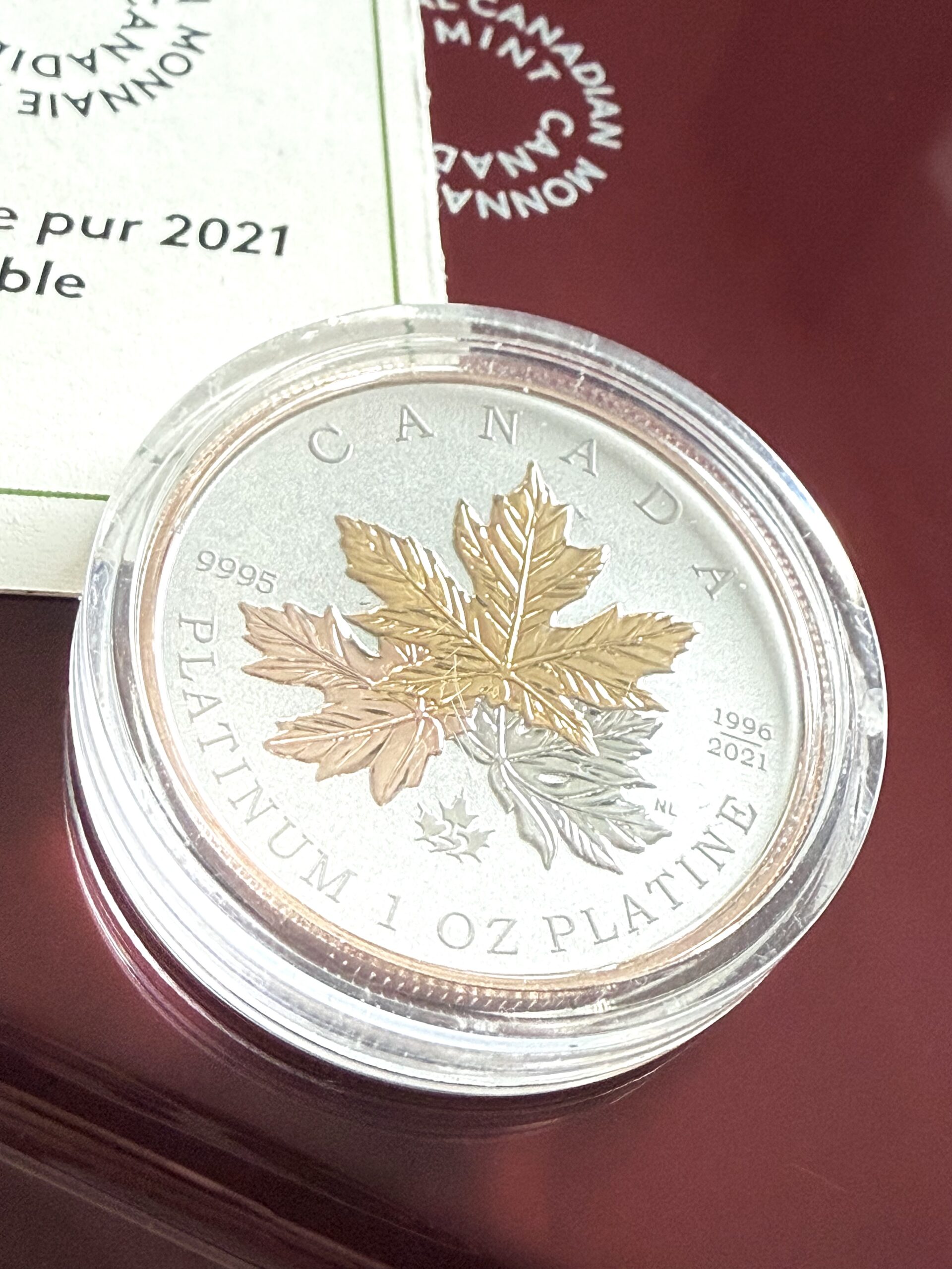 Canadá 2021 - 300 dólares - Hoja de arce para siempre - Tributo al arce - Platino_4 Moneda de platino "Hoja de Arce Forever" de Canadá 2021 de 1 oz con hojas de arce parcialmente bañadas en oro en cápsula en estuche RCM.
