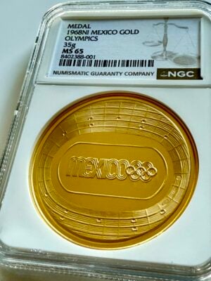 Medaglia d'oro Messico 1968 Giochi Olimpici Messico 68 35 g in supporto NGC MS65 con logo centrale "Messico 68" nella pista ovale dello stadio, Cert 8402388-001