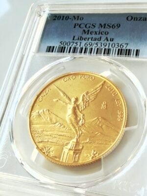 Mexique 2010 1 Onza Or Libertad PCGS MS69 dans un support transparent orné d'un motif d'ange de la victoire