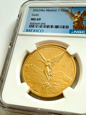 Mexique 2022 Or Libertad 1 Onza sous capsule NGC MS69 avec étiquette bleue Mexique et marque d'atelier Mo, Victoria devant des volcans, Cert 8582669-004