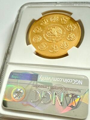 mexiko-2022-libertad-goldmunze-1-oz-ngc-ms69-coa-004_2 Mexiko 2022 Gold Libertad 1 Onza im NGC-Holder MS69 mit blauem Mexico-Label und Mo-Münzzeichen, Victoria vor Vulkanen, Cert 8582669-004