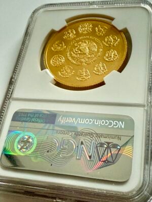 mexico-2022-libertad-moneda-de-oro-1-oz-ngc-ms70-coa-003_2 México 2022 Oro Libertad 1 Onza en soporte NGC MS70 con etiqueta azul de México y marca de moneda Mo, reverso con Victoria frente a volcanes, Cert 8582669-003