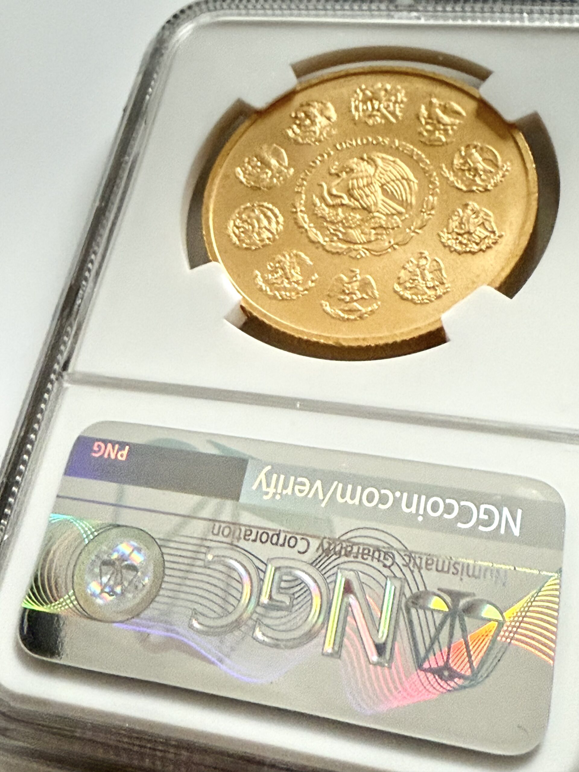 mexiko-2022-libertad-goldmunze-1-oz-ngc-ms70-coa-005_4 Mexiko 2022 Gold Libertad 1 Onza im NGC-Holder MS70 mit blauem Mexico-Label und Mo-Münzzeichen, Revers mit Victoria vor Vulkanen, Cert 8582669-005