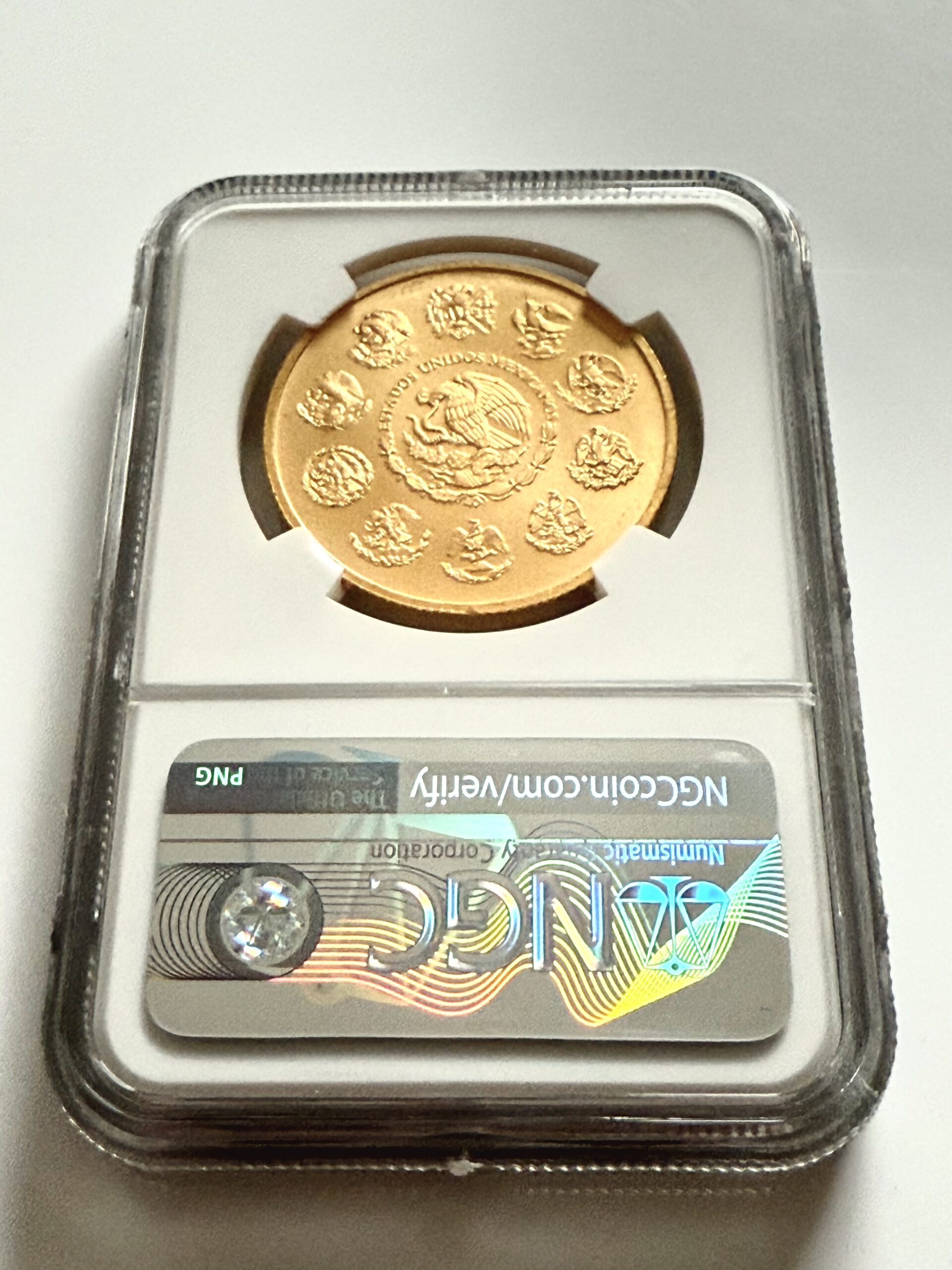 mexiko-2022-libertad-goldmunze-1-oz-ngc-ms70-coa-005_5 Mexiko 2022 Gold Libertad 1 Onza im NGC-Holder MS70 mit blauem Mexico-Label und Mo-Münzzeichen, Revers mit Victoria vor Vulkanen, Cert 8582669-005