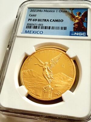 México 2023 Oro Libertad 1 Onza Proof PF69 Ultra Cameo en soporte NGC con etiqueta azul de México y marca de ceca Mo, reverso con Victoria frente a volcanes, Cert 8582671-003