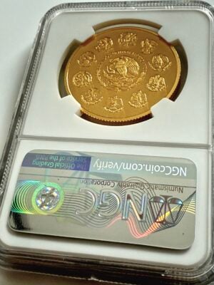 mexiko-2023-libertad-goldmunze-1-oz-proof-ngc-pf69-ucam-coa-003_2 Mexiko 2023 Gold Libertad 1 Onza Proof PF69 Ultra Cameo im NGC-Holder mit blauem Mexico-Label und Mo-Münzzeichen, Revers mit Victoria vor Vulkanen, Cert 8582671-003