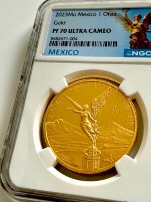 2023年墨西哥金牌Libertad 1 Onza Proof PF70 Ultra Cameo,佩戴带蓝色墨西哥标签和Mo Mintmark的NGC护具,背面与Victoria站在火山前,证书8582671-004