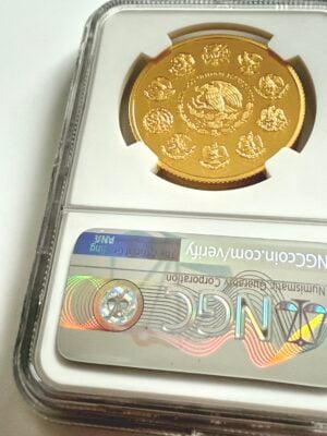 墨西哥-2023-自由-金币-1-盎司-酒精度-NGC-PF70-UCAM-COA-004_2 2023年墨西哥金牌Libertad 1 Onza Proof PF70 Ultra Cameo,佩戴带蓝色墨西哥标签和Mo Mintmark的NGC护具,背面与Victoria站在火山前,证书8582671-004