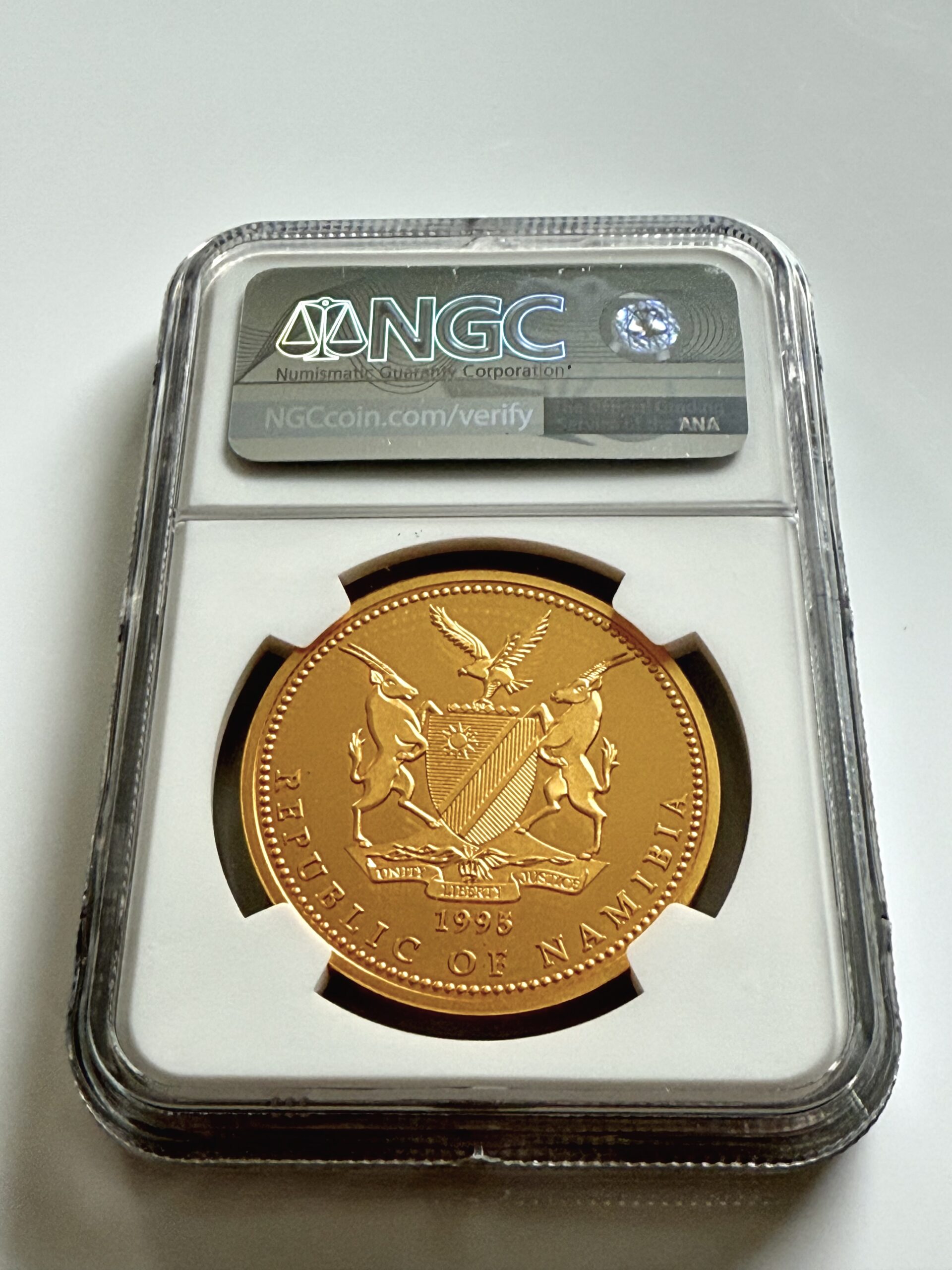 namibia-1995-100-dollar-miss-universe-lion-ngc-pf70-ucam_3 Namibia 1995 100 Dollar Miss Universe Lion colorierte Goldmünze NGC PF 70 Ultra Cameo im Halter