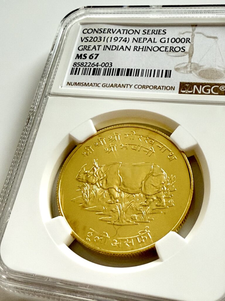 Nepal 1974 1000 rupie Oro Grande rinoceronte indiano dalla serie Conservazione in NGC Holder MS67, etichetta VS2031 e certificato 8582264-003