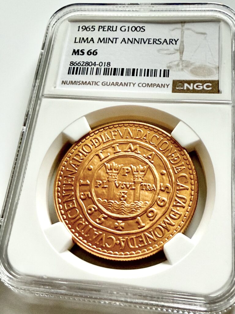 Moneda de Oro de 100 Soles Perú 1965 “Aniversario de la Casa de la Moneda de Lima” en soporte NGC, clasificación MS66.