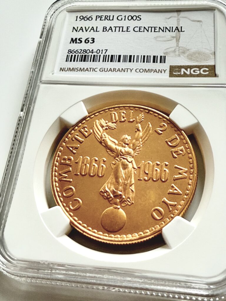 Moneda de Oro de 100 Soles Perú 1966 “Centenario de la Batalla Naval” en soporte NGC, clasificación MS63.