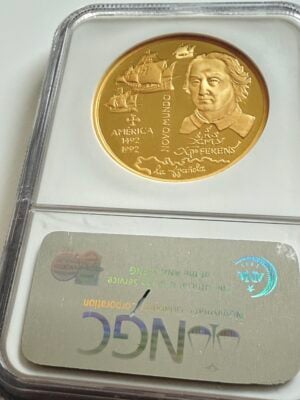 Moneda de oro de 200 escudos de Portugal 1992 Columbus NGC PF 68 Ultra Cameo en soporte