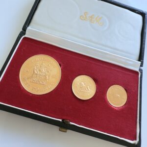Coffret de trois pièces d'or de Rhodésie de 1966, qualité Belle Épreuve, dans son étui noir d'origine SAM à doublure en velours rouge