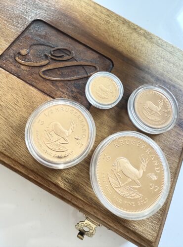 ЮАР. Набор «Крюгерранд 1997 года» к 30-летию с четырьмя золотыми монетами и сертификатом в деревянной коробке.