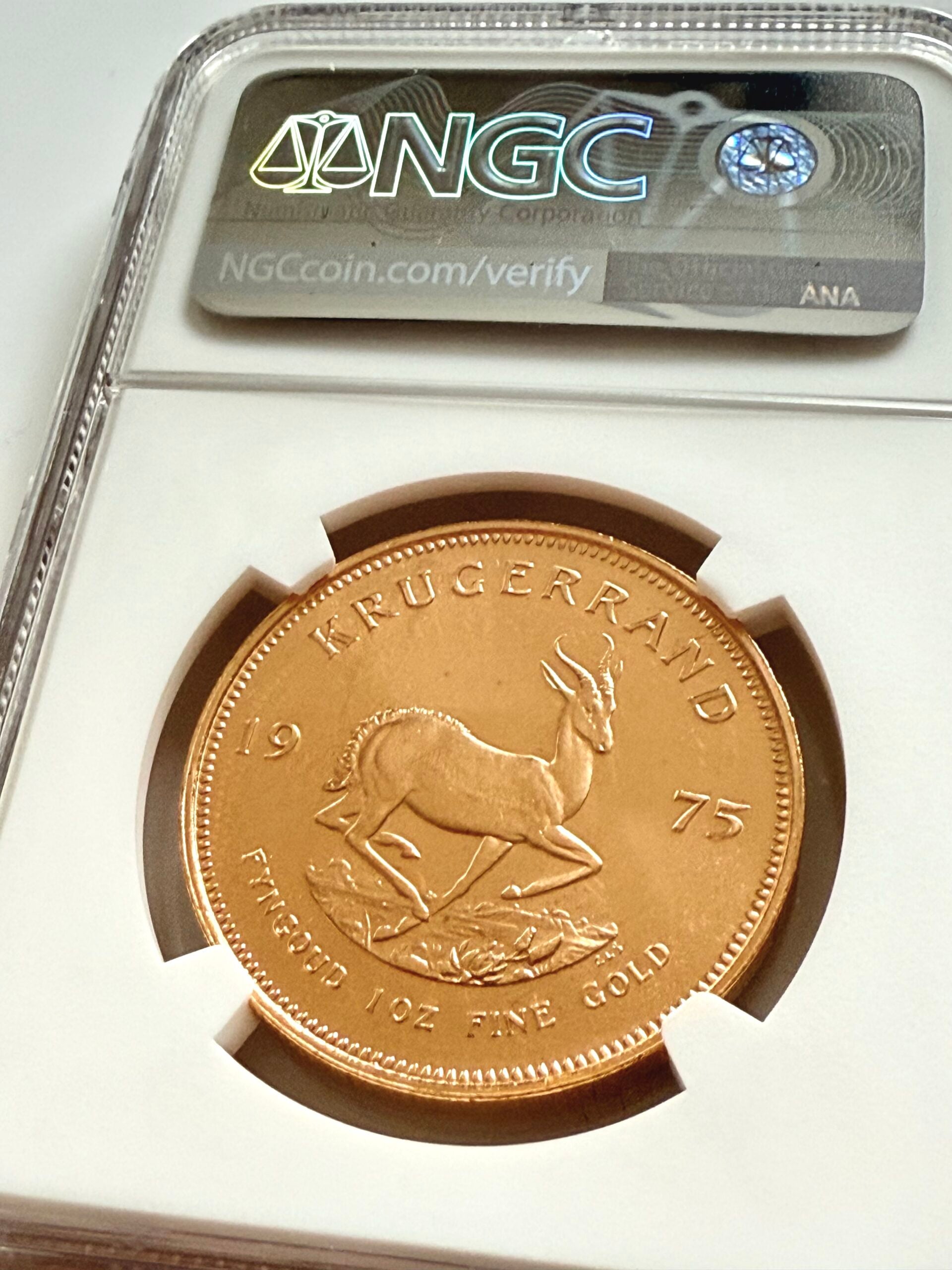 Moneda sudafricana Krugerrand de 1 onza de oro de 1975 en estuche NGC MS67, anverso con retrato de Paul Kruger, certificado 8583569-006.