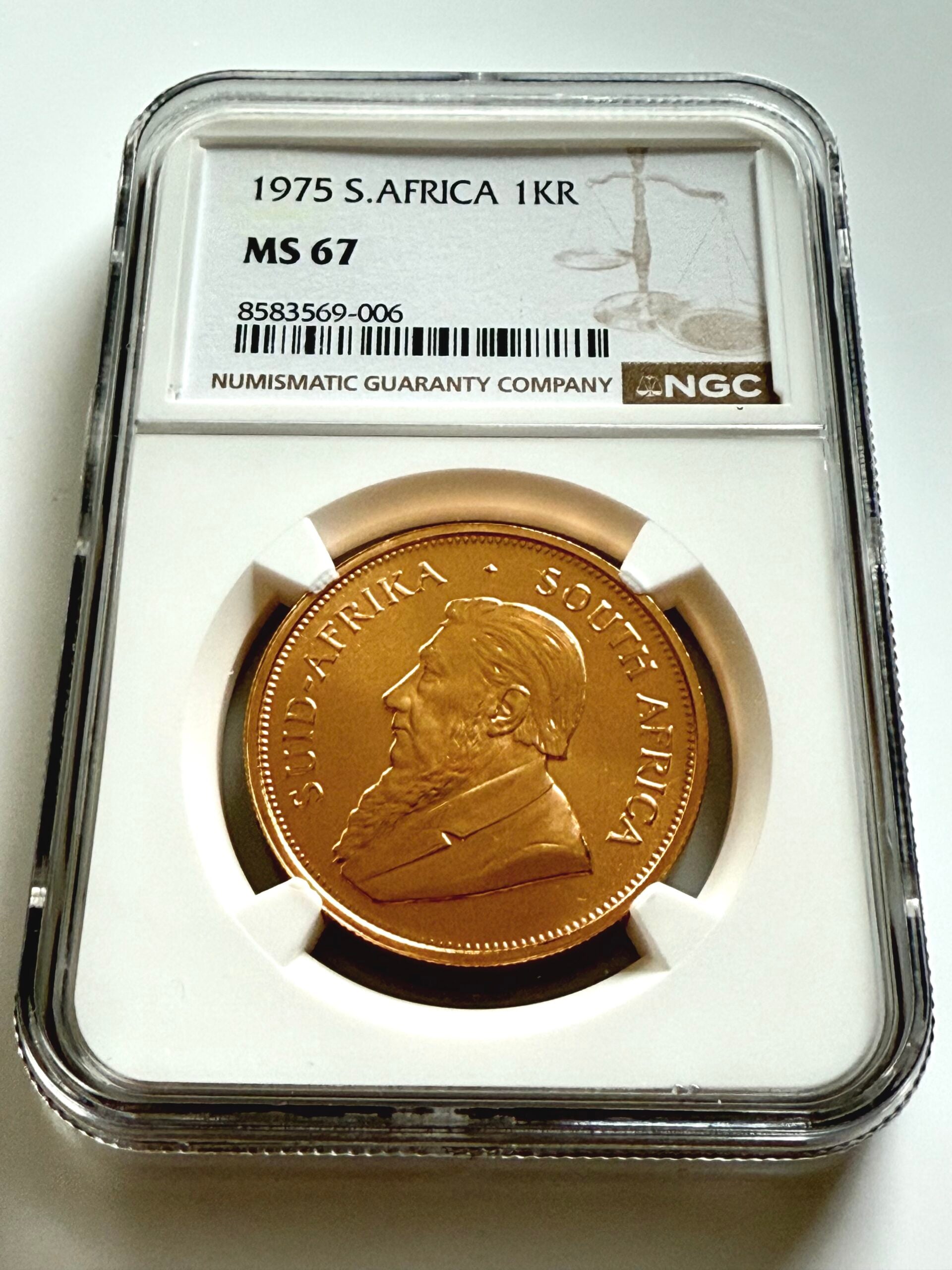 Moneda sudafricana Krugerrand de 1 onza de oro de 1975 en estuche NGC MS67, anverso con retrato de Paul Kruger, certificado 8583569-006.