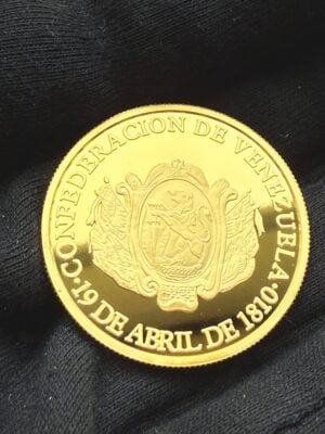 venezuela-2010-200-bolivares-200-jahre-unabhangigkeit-1oz-gold-proof_2 Venezuela 200 Bolívares Goldmünze „Alba de la Independencia“ auf schwarzem Handschuh