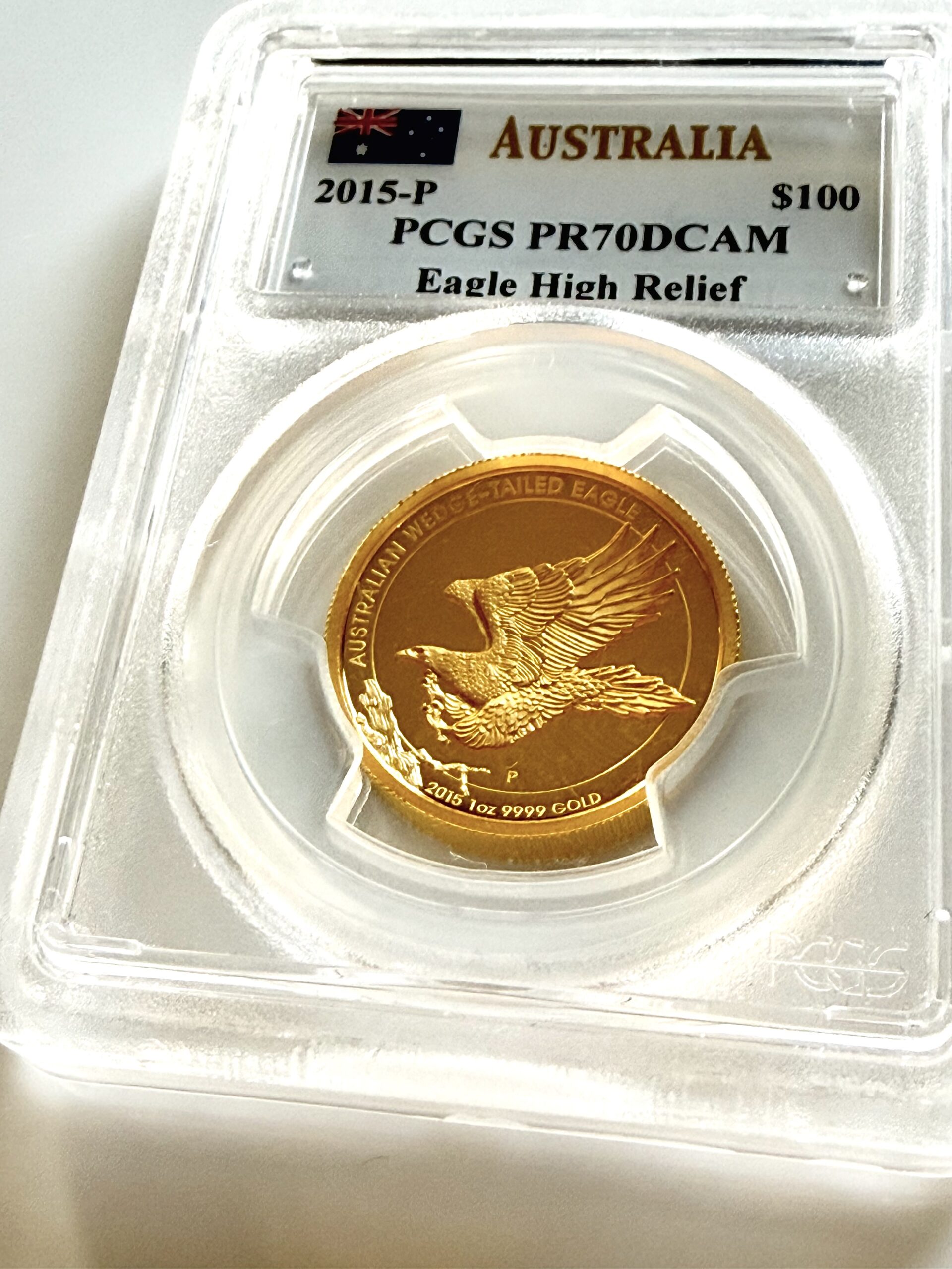 Australien 2015 100 Dollar Wedge Tailed Eagle 1 oz Gold Proof High Relief im PCGS Holder PR70DCAM mit fliegendem Keilschwanzadler in Vorderansicht