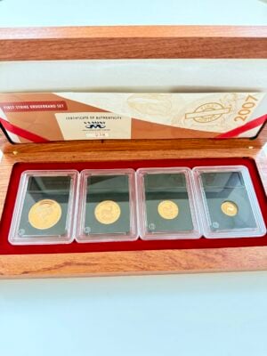 krugerrand-2007-first-strike-gold-proof-set_1 Holzbox mit 2007 First Strike Krugerrand Gold Proof Set – vier NGC-gekapselte Krügerrand-Goldmünzen (1 oz, 1/2 oz, 1/4 oz, 1/10 oz) mit Zertifikat Nr. 038 der South African Mint
