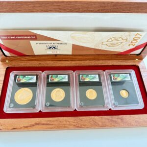 2007年首发克鲁格兰金质精制套装木盒——四枚NGC封装克鲁格金币(1盎司、1/2盎司、1/4盎司、1/10盎司),证书编号为南非造币厂038