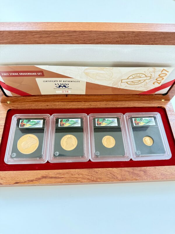 Holzbox mit 2007 First Strike Krugerrand Gold Proof Set – vier NGC-gekapselte Krügerrand-Goldmünzen (1 oz, 1/2 oz, 1/4 oz, 1/10 oz) mit Zertifikat Nr. 038 der South African Mint