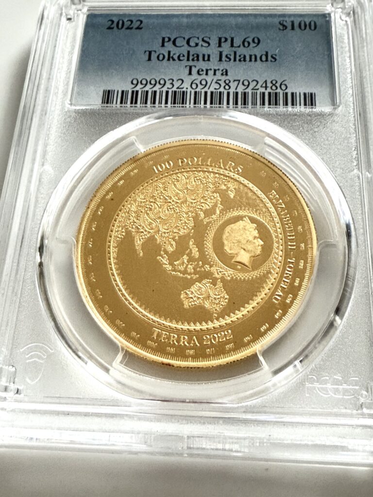 Tokelau 2022 $100 Terra 1 oz Gold Prooflike PCGS PL69 in supporto PCGS con design mappa del mondo