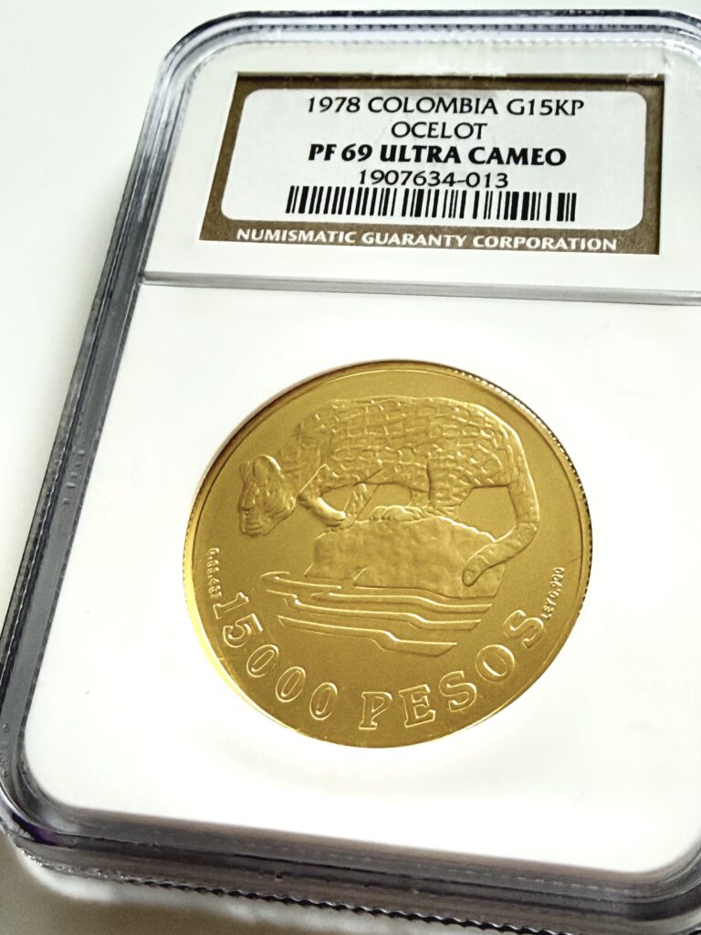 Colombie 1978 15 000 Pesos Pièce d'or Ocelot de la série Conservation dans un support NGC avec condition PF69 Ultra Cameo.