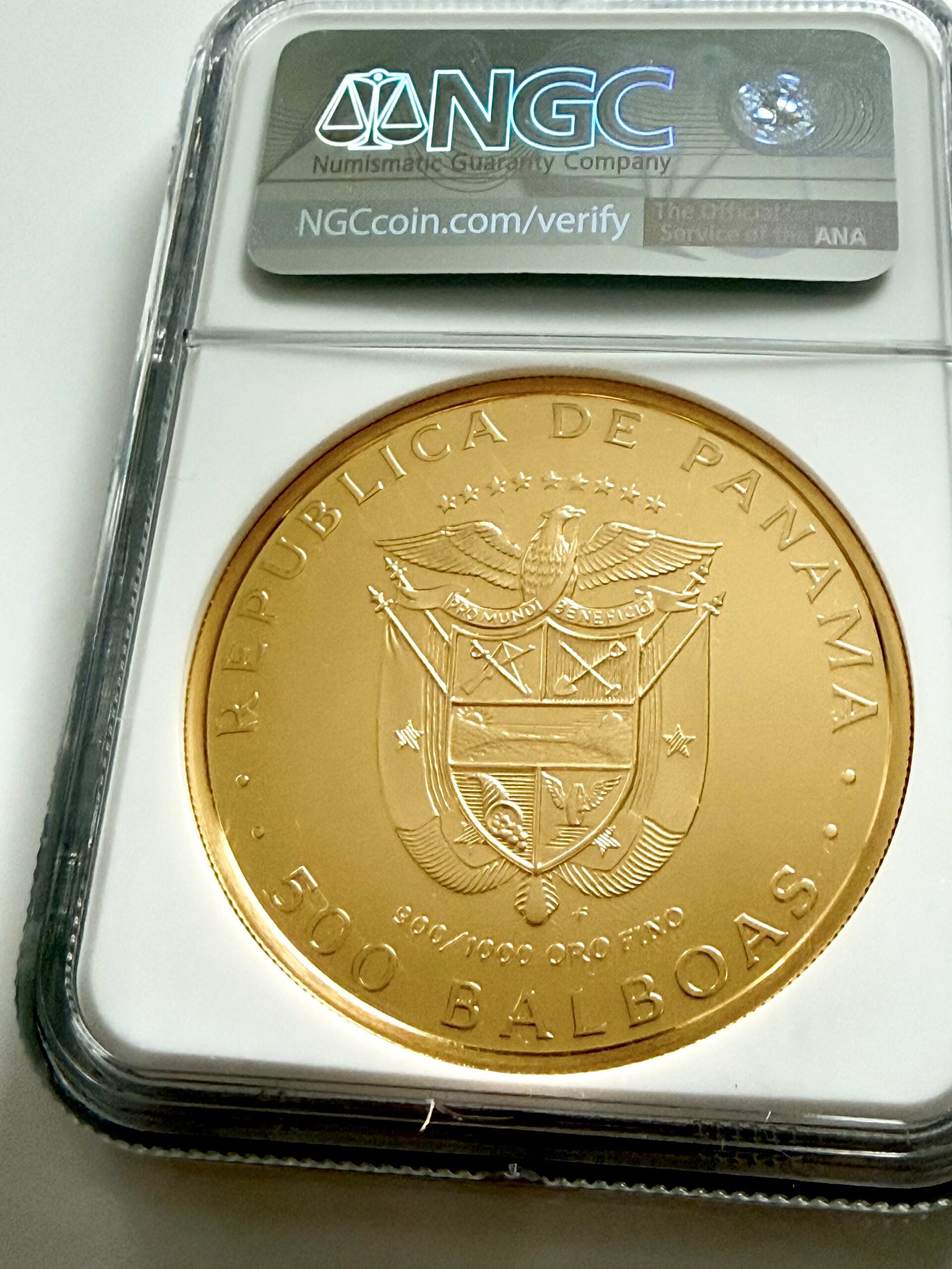 Moneta d'oro Panama 1977 500 Balboa Vasco Núñez de Balboa NGC PF69 Ultra Cameo nella custodia originale.