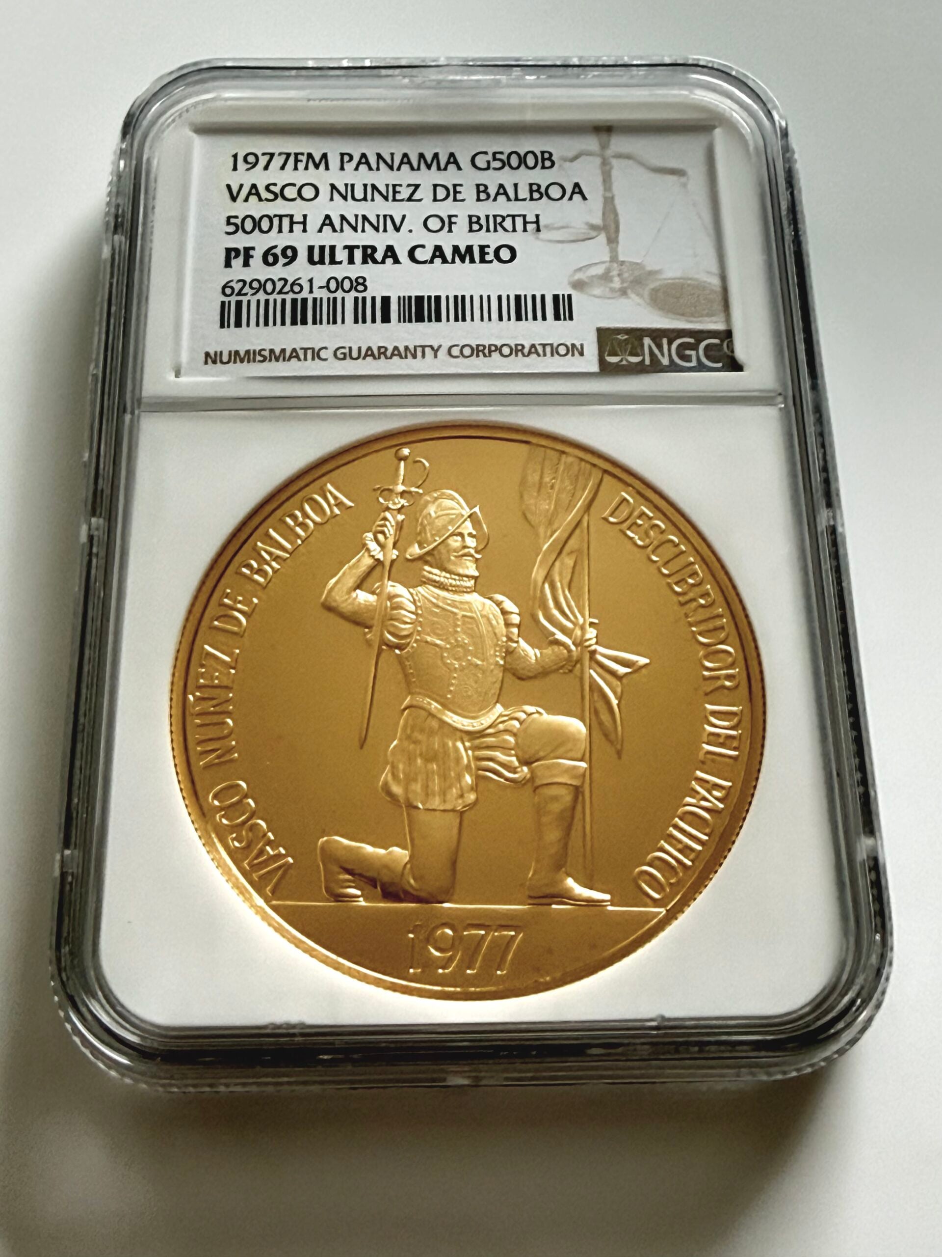 Moneta d'oro Panama 1977 500 Balboa Vasco Núñez de Balboa NGC PF69 Ultra Cameo nella custodia originale.