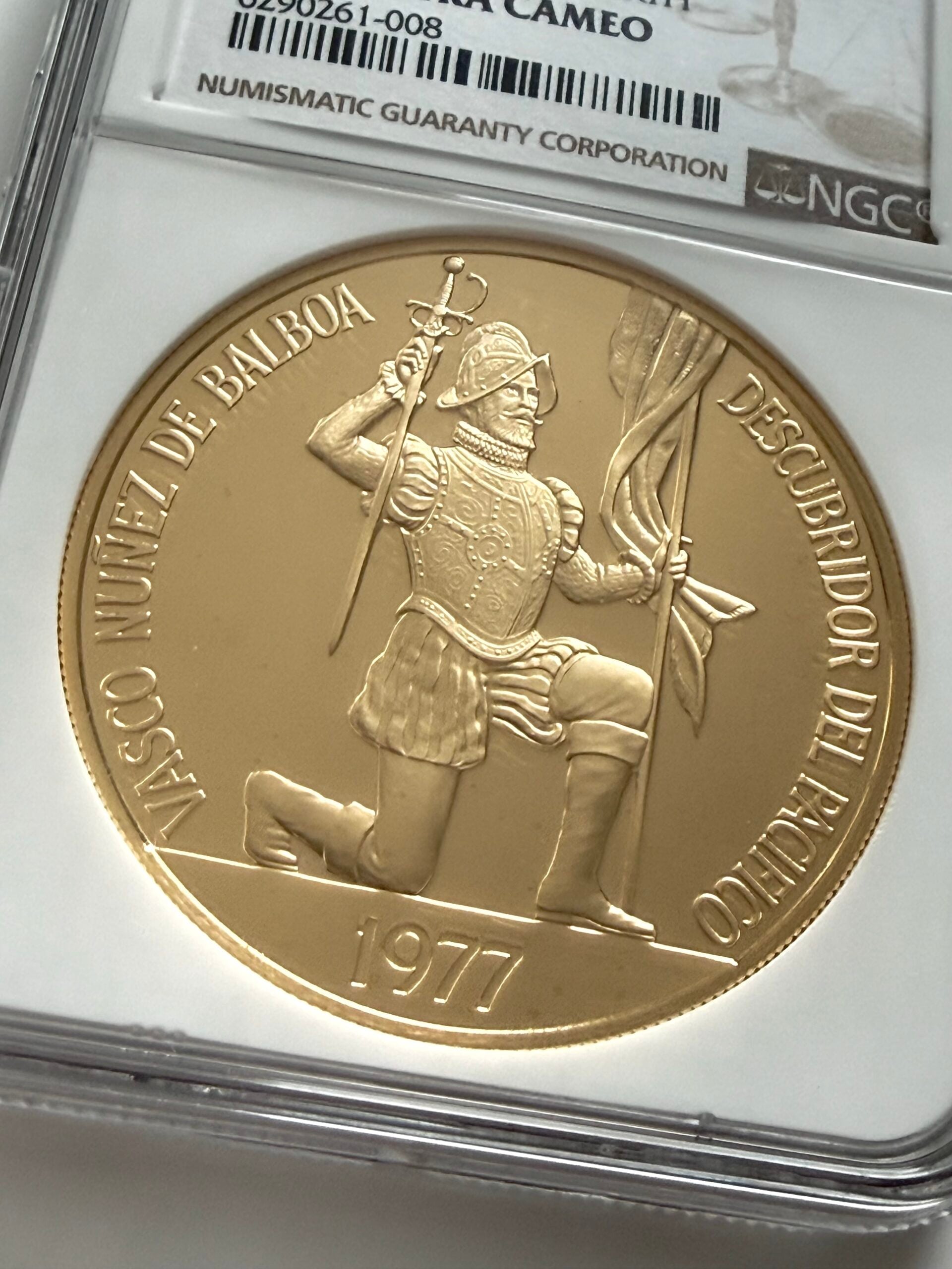 Moneta d'oro Panama 1977 500 Balboa Vasco Núñez de Balboa NGC PF69 Ultra Cameo nella custodia originale.