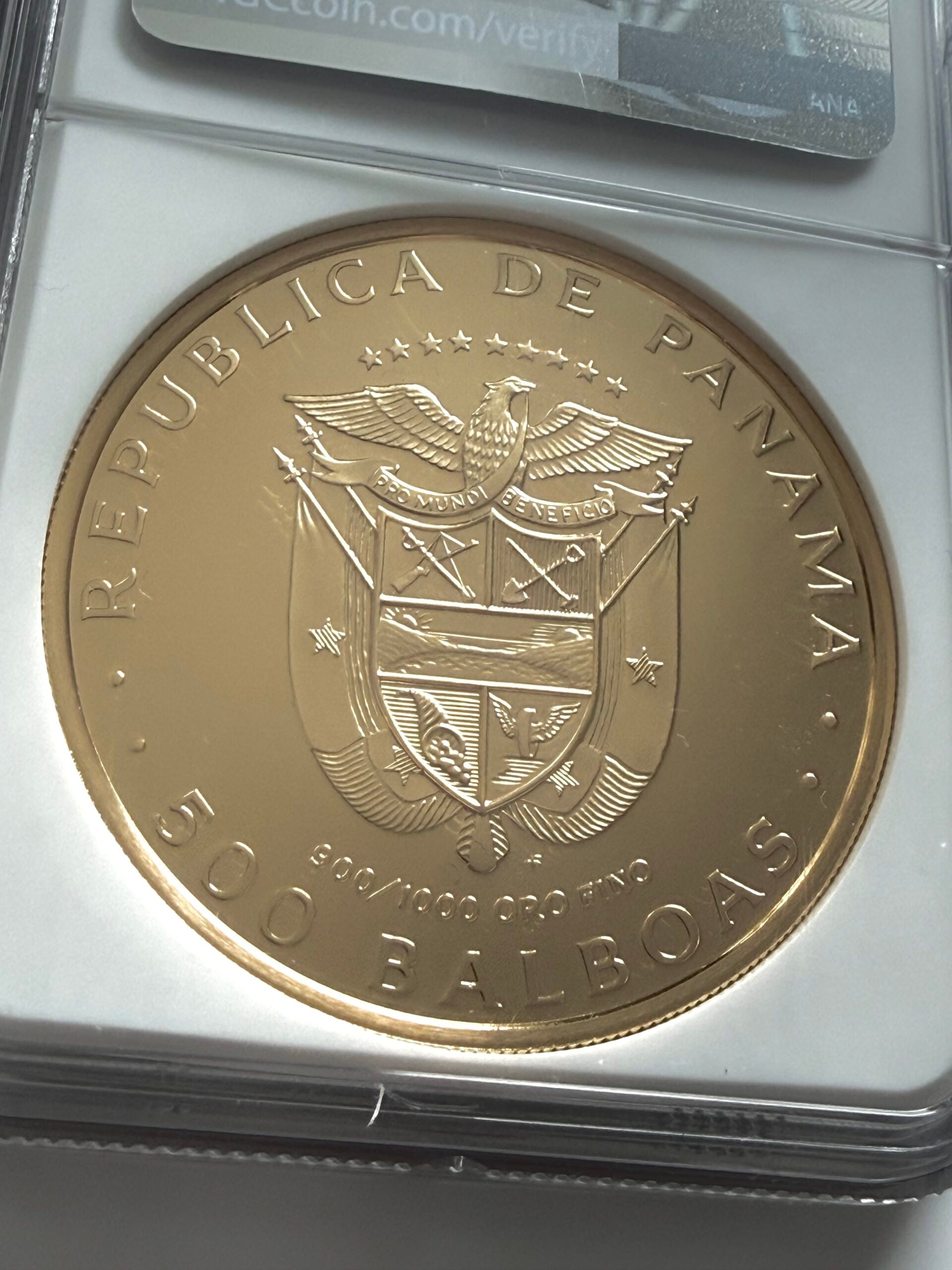 Moneta d'oro Panama 1977 500 Balboa Vasco Núñez de Balboa NGC PF69 Ultra Cameo nella custodia originale.