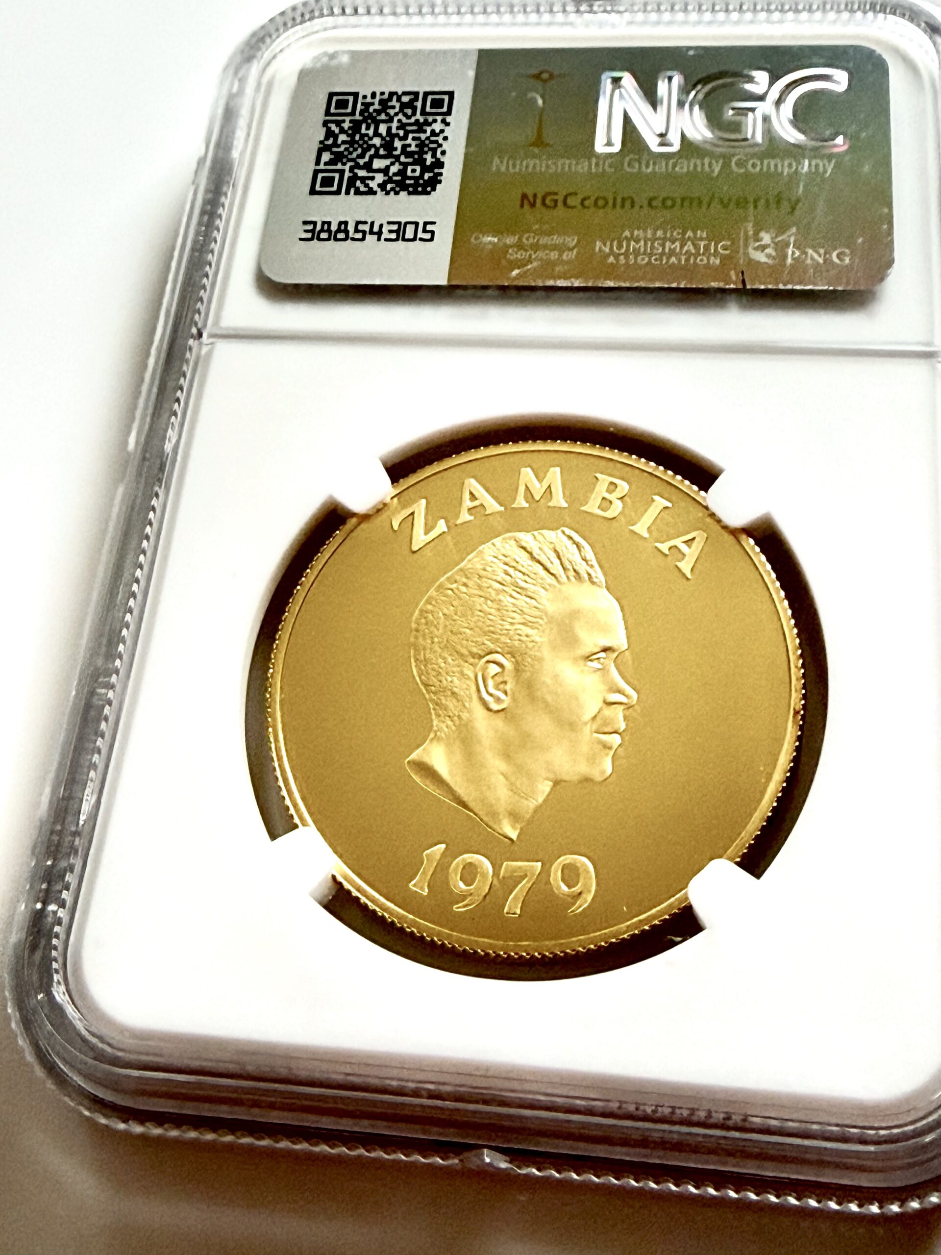 sambia-1979-250-kwacha-african-wild-dog-conservation-series-gold-proof-ngc-pf69-ultra-cameo_2 Sambia 1979 250 Kwacha Goldmünze African Wild Dog in NGC-Holder mit Proof-Bewertung PF69 Ultra Cameo.