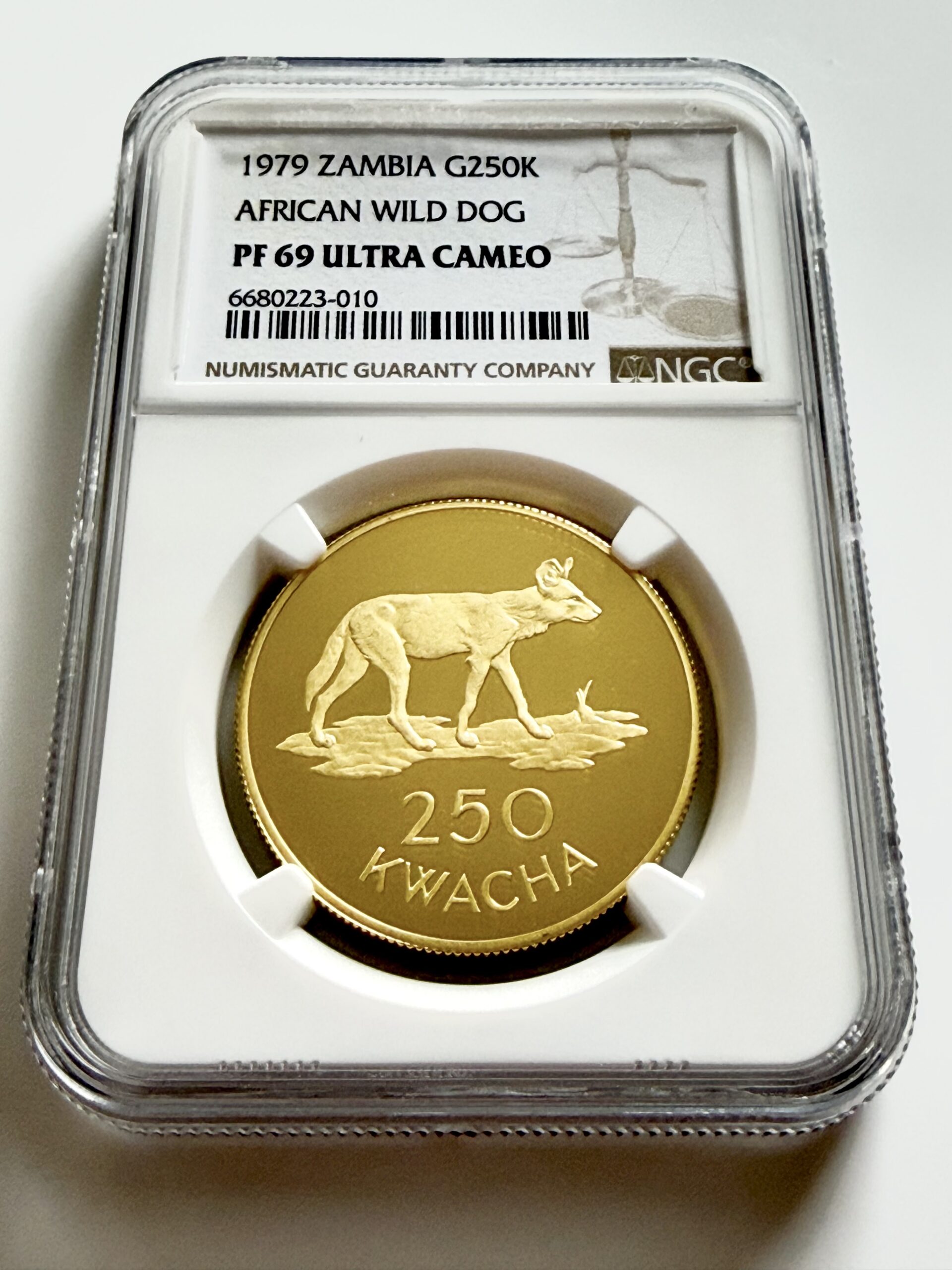 sambia-1979-250-kwacha-african-wild-dog-conservation-series-gold-proof-ngc-pf69-ultra-cameo_4 Sambia 1979 250 Kwacha Goldmünze African Wild Dog in NGC-Holder mit Proof-Bewertung PF69 Ultra Cameo.