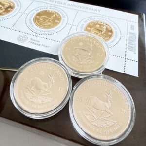 Винтажный набор южноафриканских золотых монет Крюгерранд 1967–2016–2017 годов — три золотые монеты в деревянной подставке — 1 унция золота в каждой монете — набор Крюгерранд к 50-летию монетного двора Южной Африки в оригинальной упаковке.