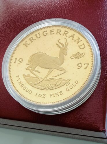 Südafrika 1997 Krügerrand Goldmünze mit 30-Jahre-Mintmark in roter Originalbox, gezeigt mit Revers und Springbock-Motiv